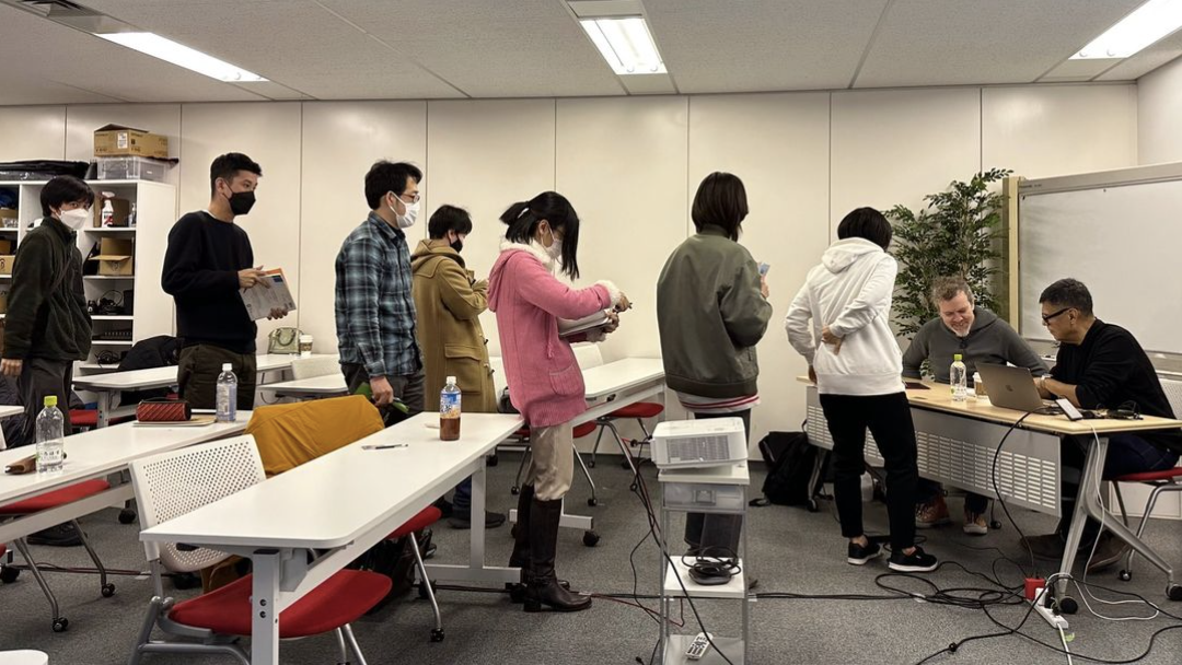 gustavo with students